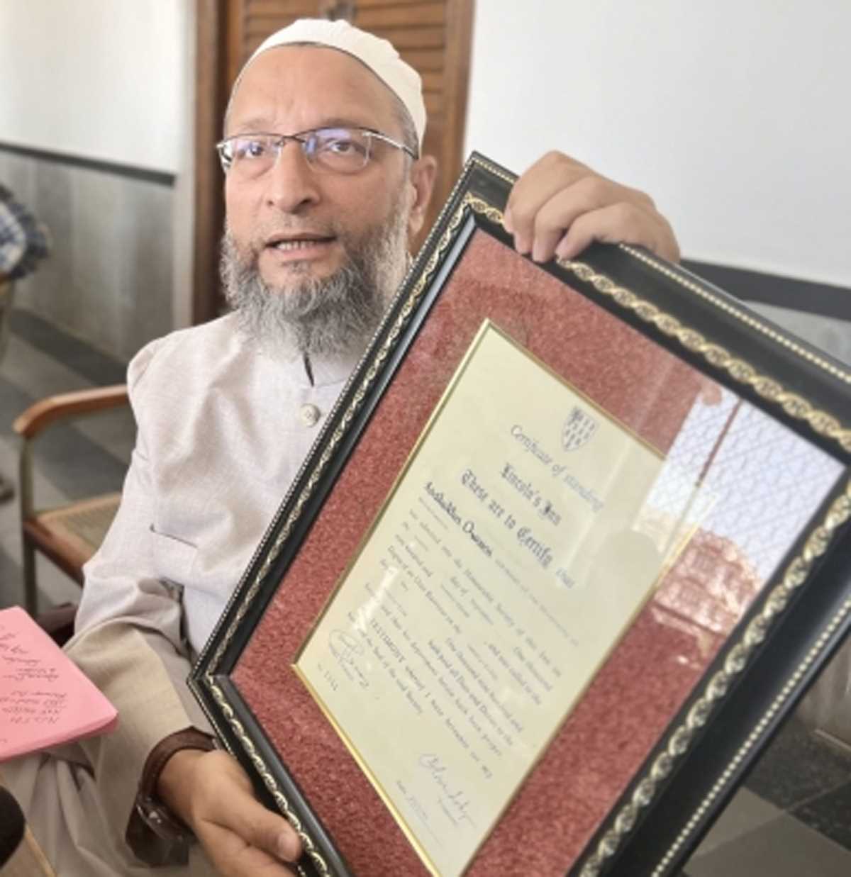 असदुद्दीन ओवैसी ने बार-एट-लॉ की अपनी डिग्री दिखाई